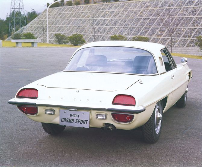 コスモスポーツの後方からの写真