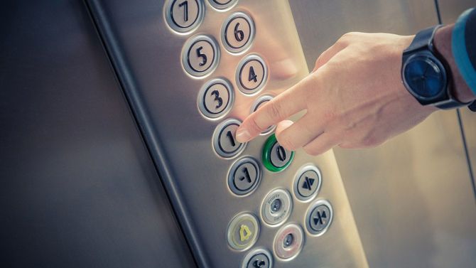 エレベーターのボタンに唾を吐きかけるなどの「バイオテロ」を呼びかける白人至上主義組織も――（※写真はイメージです）