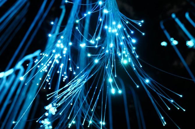 発光している光ファイバー