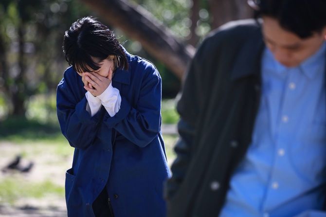 離れていくカップル