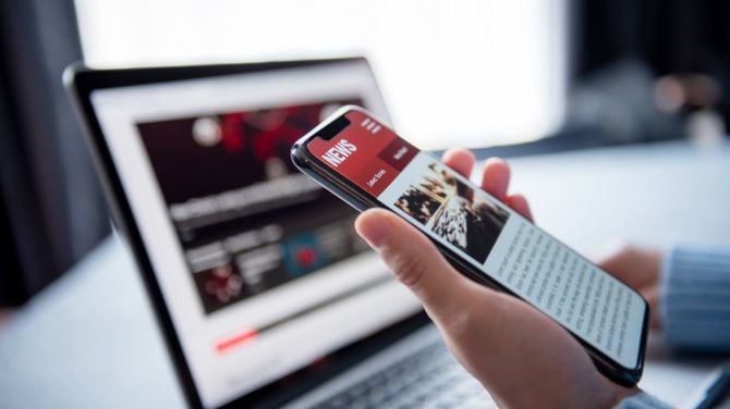 ノートパソコンとスマホでニュースチェック