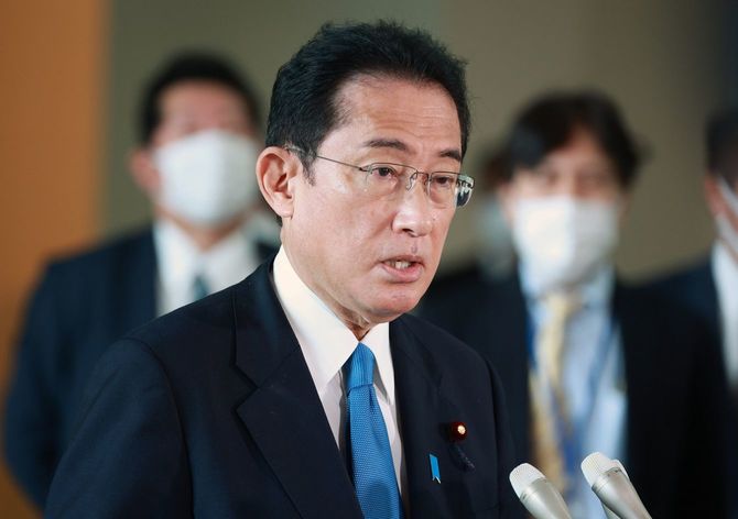 アジア安全保障会議出席のためシンガポールへ出発する前に、記者団の取材に応じる岸田文雄首相＝2022年6月10日、首相官邸