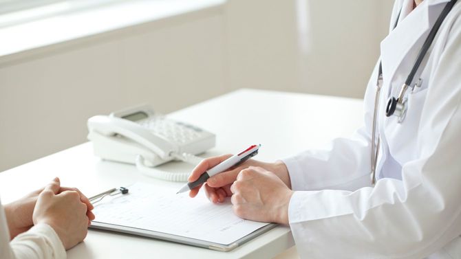 検査結果を患者に説明する医師