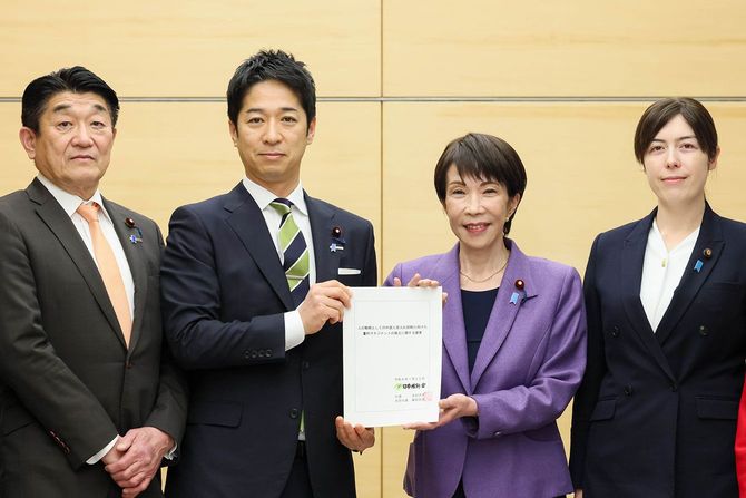 日本維新の会の藤田文武共同代表(中央左)