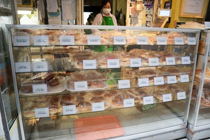 ショーケースいっぱいに、作りたてのパンが並ぶ