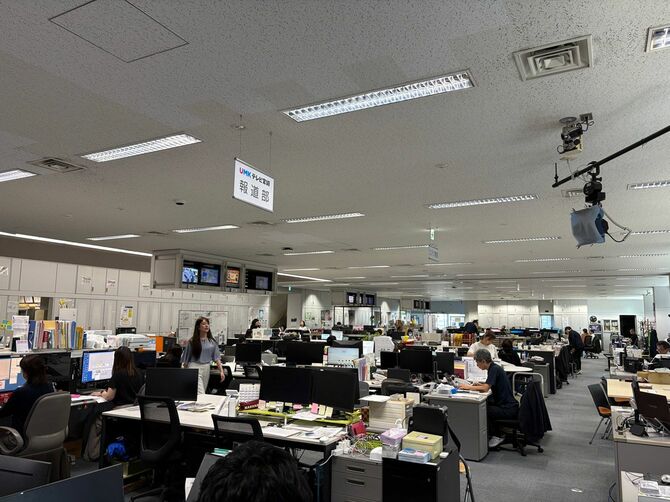 報道部をはじめスタジオなどすべての機能がワンフロアに集まっている