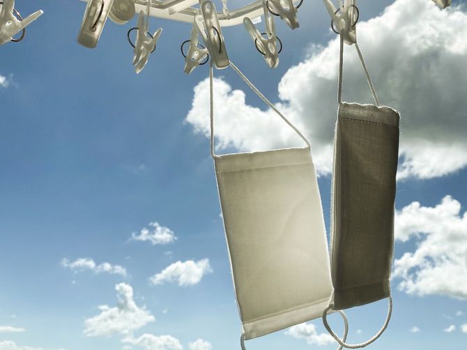 2020年夏の日に干しているアベノマスク