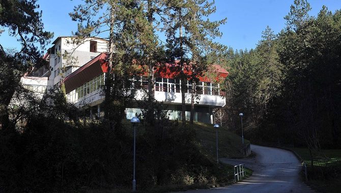 ボスニア東部の町ビシェグラード近郊のホテル「ビリナ・ブラス」=2016年11月15日