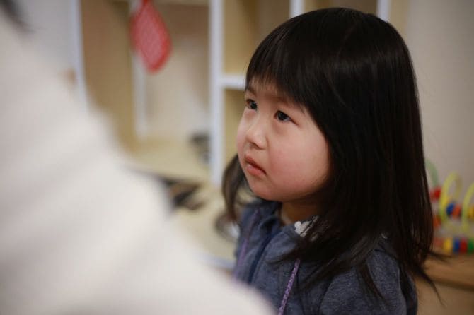 叱られて今にも泣きだしそうな女の子