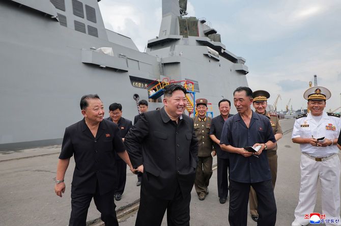 北朝鮮／駆逐艦を視察する金総書記ら