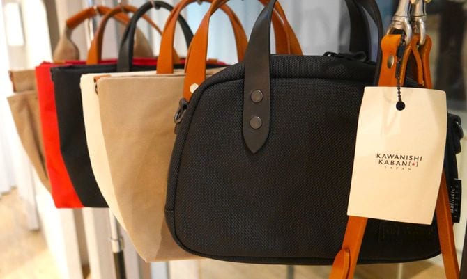 自社工場に加え、日本・ベトナムの協力工場で月平均1000個のカバンを手作業で作っている