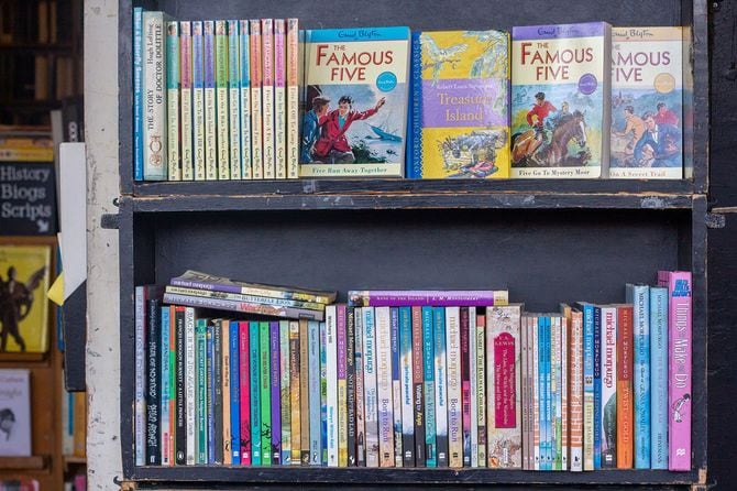 英語の本が並ぶ本棚