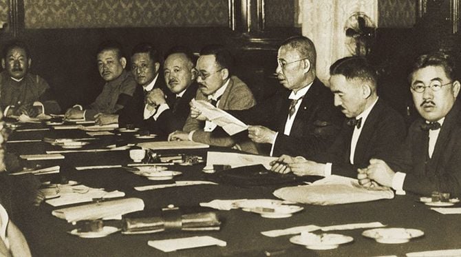 対中国政策を審議する田中総理（右から3人目）、1927年7月7日