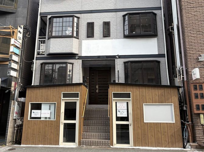 窓には「テナント募集」の貼り紙が多数