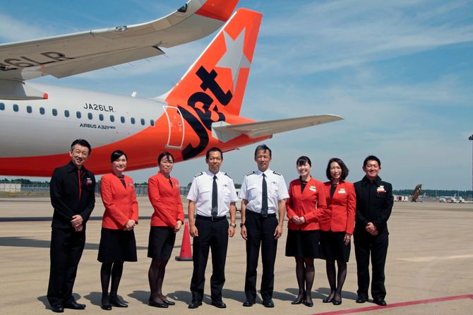 A321LRの前に集まるジェットスターの乗務員たち