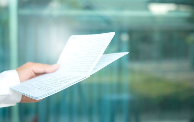 通帳を持つ手元