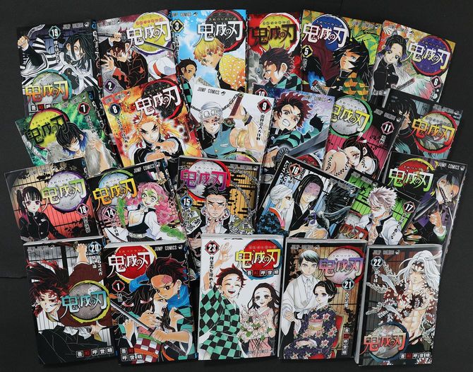 吾峠呼世晴さんの人気漫画『鬼滅の刃』(集英社)全巻=2020年12月5日