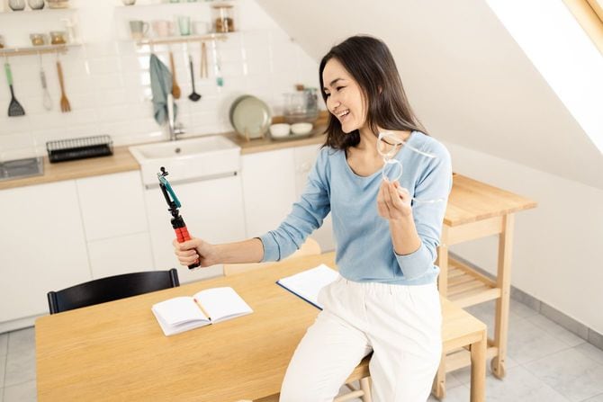 自宅で撮影する女性