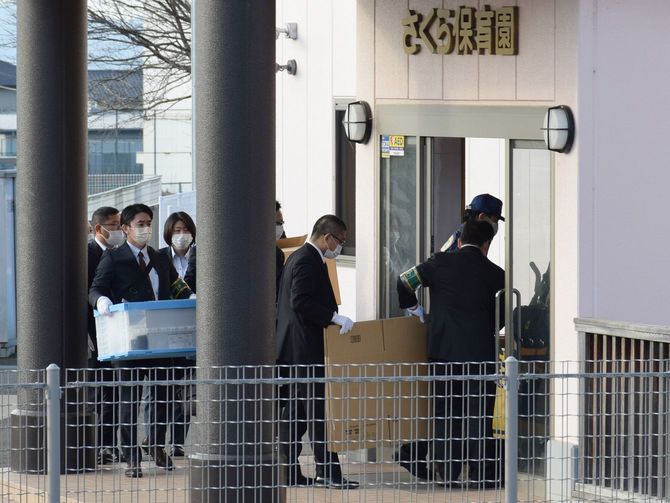 私立「さくら保育園」に家宅捜索に入る静岡県警の捜査員=2022年12月4日午前、静岡県裾野市