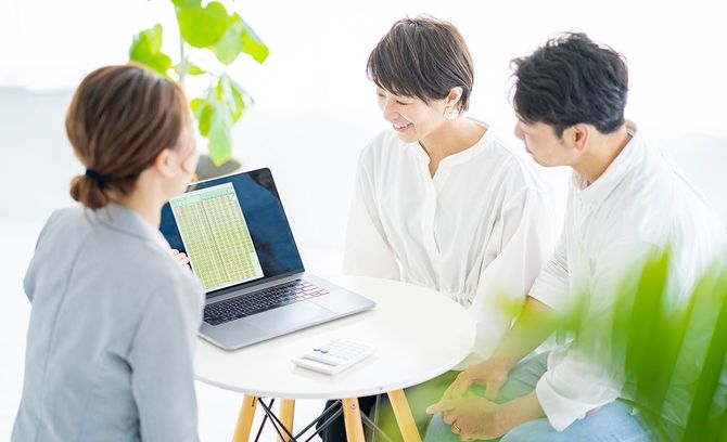 説明を受ける男女のイメージ