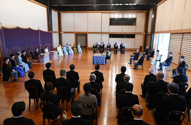 天皇、皇后両陛下と皇族方が出席し行われた「講書始の儀」＝2026年1月9日午前、皇居・宮殿「松の間」［代表撮影］