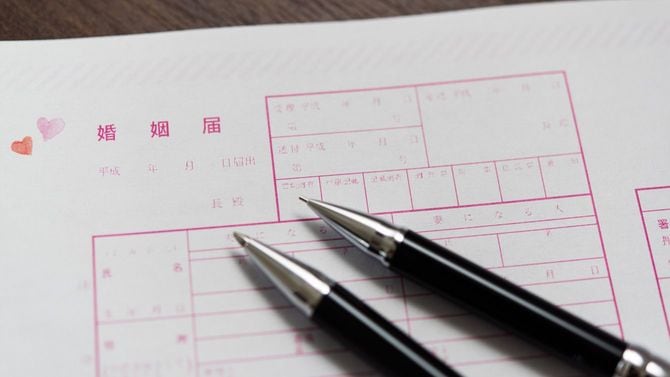 婚姻届と2本のペン