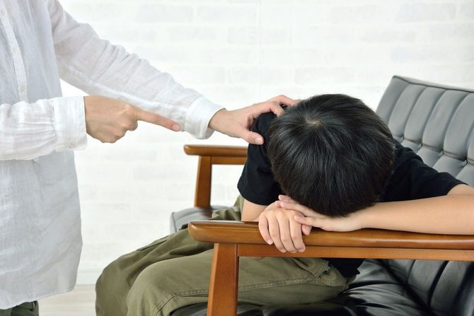 居間で母親に叱られた子ども