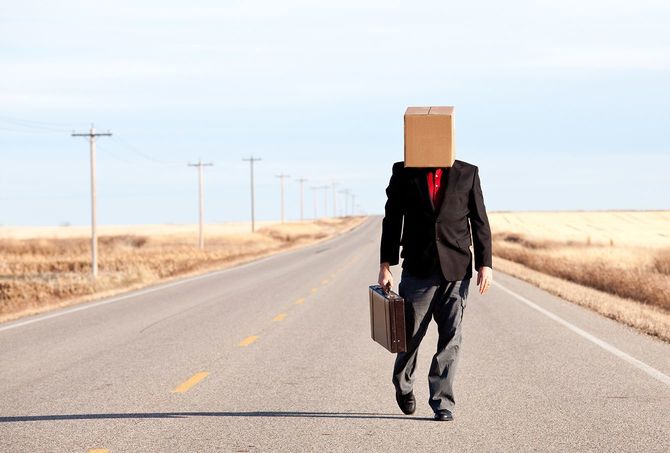 悲しげなビジネスマンにボックスに頭を歩いて Highway