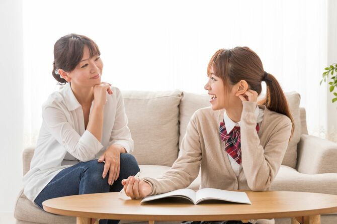リビングで会話する母と娘