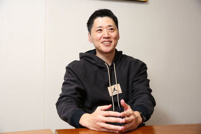 取材に応じる恩塚亨HC