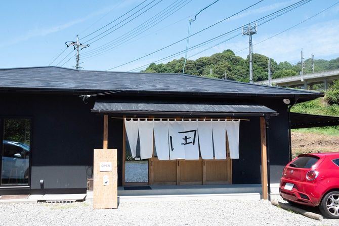 田万里家本店の外観