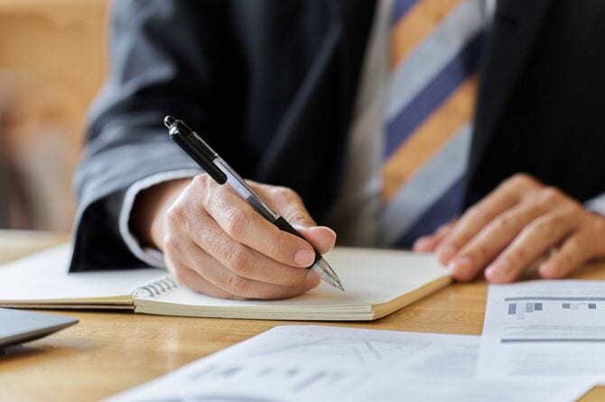 アジアのビジネスマンの手