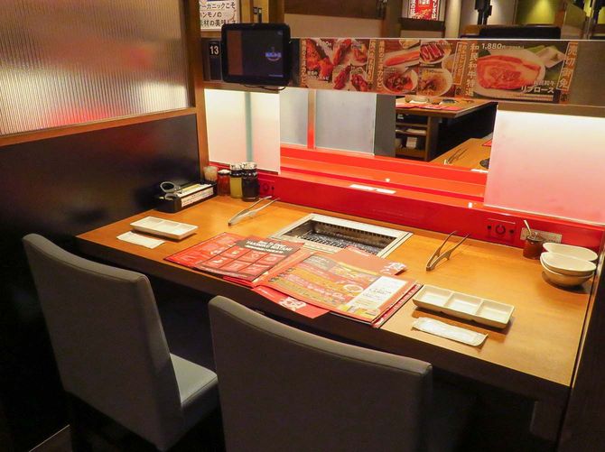 「焼肉の和民」の2名掛けボックス席