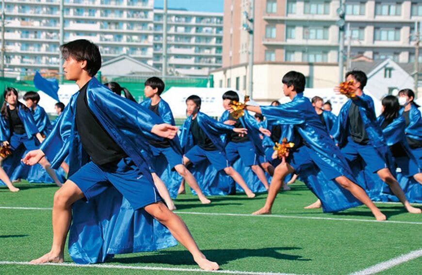 異年齢教育も同校の特徴。中学に入学後、6～7名の縦割りのグループがつくられる。体育祭の「啓中ソーラン」がその集大成だ。