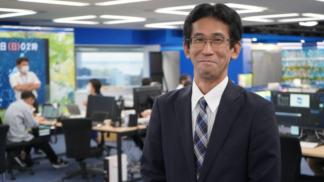 女性キャスターに｢ダンゴムシ｣と呼ばれても…ウェザーニューズのおじさん予報士が持つ強烈な"気象愛" 夏のボーナスで｢気象衛星ひまわりの受信機｣を買った