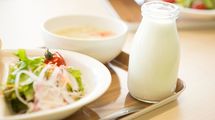 牛乳がご飯と合わないのはわかっています…それでも私たちが｢給食に牛乳｣をかたくなに続けている理由