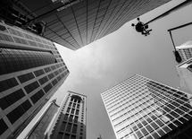 「地銀再編」で金融庁と公取委が争うワケ