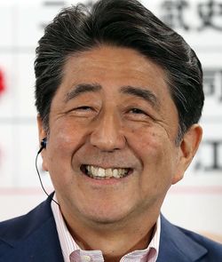 参議院選挙の結果に笑顔を見せる安倍晋三首相＝2019年7月21日（写真＝日刊スポーツ／アフロ）