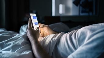 ｢寝る前はスマホ厳禁｣はウソだった…睡眠の専門家が｢ブルーライト悪者説｣を否定する"科学的根拠"