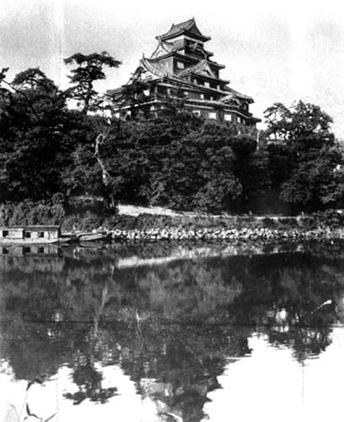 1945年6月の空襲で焼失する前の岡山城旧天守