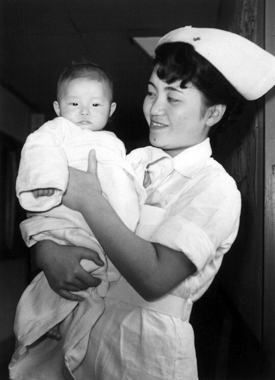 川嶋さん新人時代。小児病棟にて（1951年）
