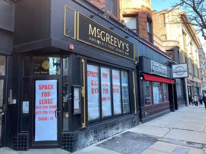 2020年の3月よりボストン市のバーは閉鎖されたまま。熱狂的なボストンレッドソックスファンであったマクグレービー氏による1894年開店の「三塁サロン」を起源に持つ「アメリカ最古のスポーツバーMcGreevy's」も閉店を余儀なくされている。