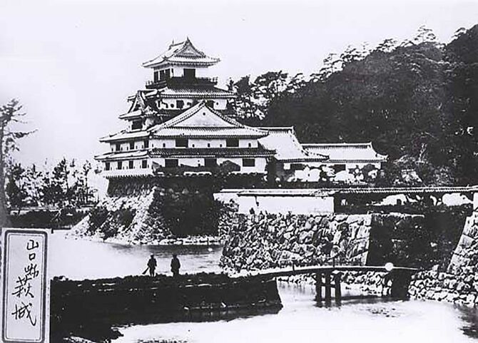 明治時代に撮影された萩城（写真＝CC-PD-Mark／Wikimedia Commons）