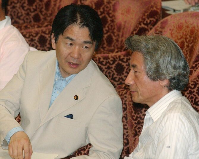 2005年06月03日、衆議院郵政民営化特別委員会で、小泉純一郎首相に助言する竹中平蔵郵政民営化担当相（肩書はいずれも当時）