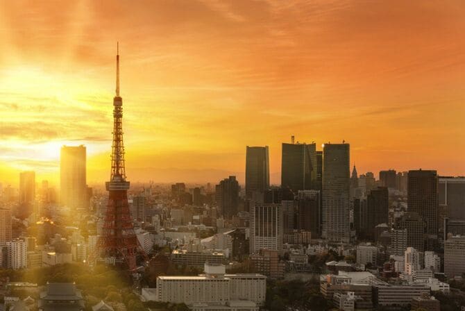 夕陽に照らされた東京タワー
