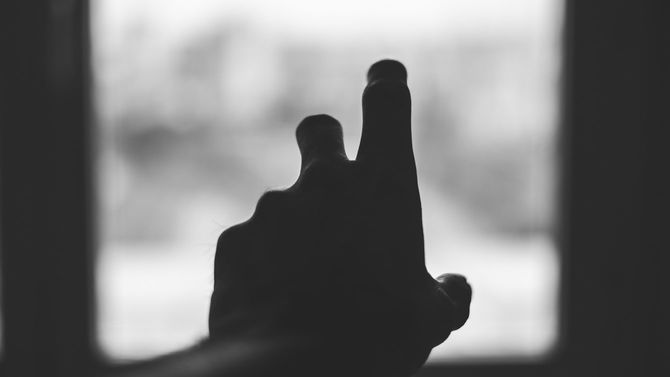 暗闇から光のほうへ手を伸ばす