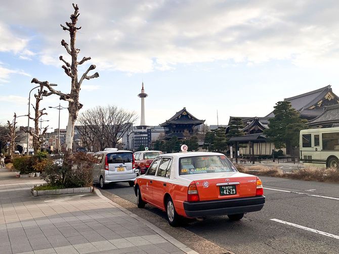 道路を走行中のタクシー