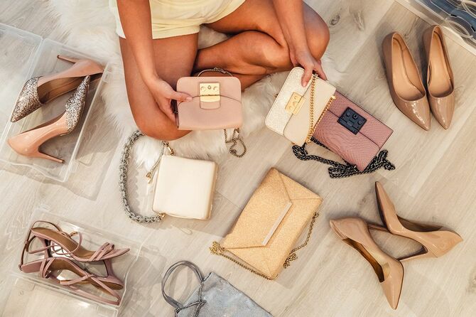 靴とバッグを選ぶ女性