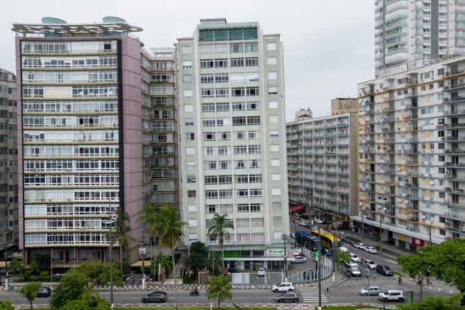 左側への傾きが確認できる中央のマンション