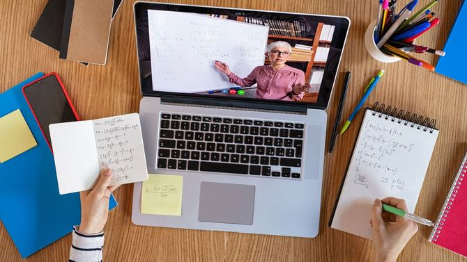 オンライン授業を受ける学生